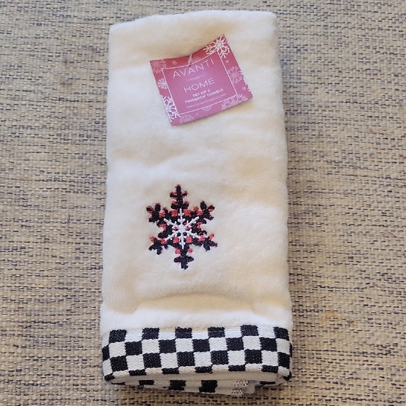 NWT Avanti Cream Towel 2 Set with Embroidered Snowflake and Checkered Design - Picture 1 of 6